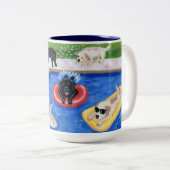 プールを囲んでのパーティのラブラドール ツートーンマグカップ (正面右)