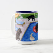 プールを囲んでのパーティのラブラドール ツートーンマグカップ (正面左)