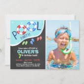プールを囲んでのパーティの夏の黒板の誕生日の招待状 招待状 (正面)