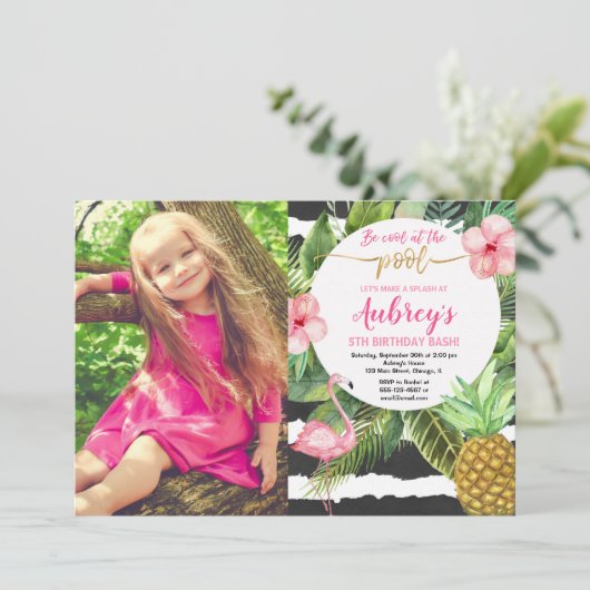 プールを囲んでのパーティの女の子の誕生日、フラミンゴの熱帯写真 招待状 (スタンド正面)