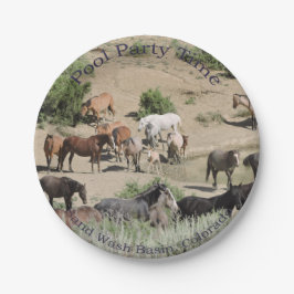 プールを囲んでのパーティの時間砂の洗面器 ペーパープレート