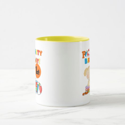 プールを囲んでのパーティの第1誕生日のTシャツおよびギフト マグカップ (中央)