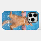 プールサイドで気品漂う猫がスタイル良く浮いてます Case-Mate iPhoneケース (裏面 (横))