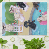 プールサイドのパーティーのラブラドールの絵を描くこと キッチンタオル (折り畳み)