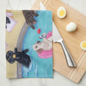 プールサイドのパーティーのラブラドールの絵を描くこと キッチンタオル (四つ折り)