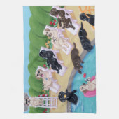 プールサイドのパーティーのラブラドールの絵を描くこと キッチンタオル (縦)