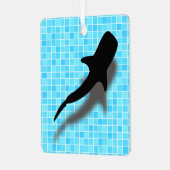 プールパーソナライズされたクリスマスにジンベイザメ メタルオーナメント (正面左)