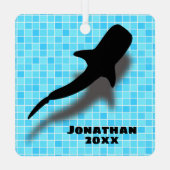 プールパーソナライズされたクリスマスにジンベイザメ メタルオーナメント (裏面)