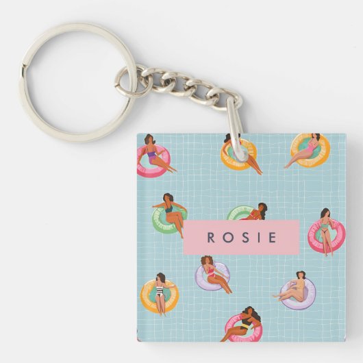 プールパーソナライズされたフロッリラックストに登場する夏の女性 キーホルダー (正面)