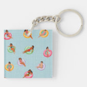 プールパーソナライズされたフロッリラックストに登場する夏の女性 キーホルダー (裏面)