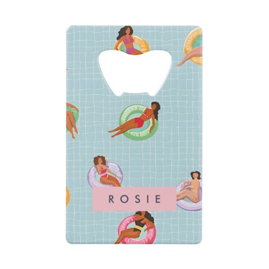 プールパーソナライズされたフロッリラックストに登場する夏の女性 クレジットカード栓抜き (正面)