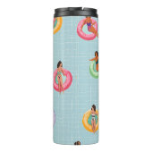 プールパーソナライズされたフロッリラックストに登場する夏の女性 タンブラー (裏面)