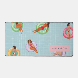 プールパーソナライズされたフロッリラックストに登場する夏の女性 デスクマット