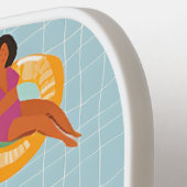 プールパーソナライズされたフロッリラックストに登場する夏の女性 ピックルボールラケット (左詳細)