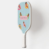 プールパーソナライズされたフロッリラックストに登場する夏の女性 ピックルボールラケット (左)