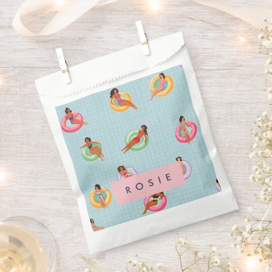 プールパーソナライズされたフロッリラックストに登場する夏の女性 フェイバーバッグ (クリップ留めされた状態)