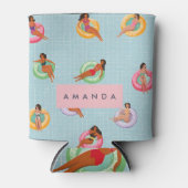 プールパーソナライズされたフロッリラックストに登場する夏の女性 缶クーラー (正面)