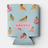 プールパーソナライズされたフロッリラックストに登場する夏の女性 缶クーラー (裏面)