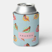 プールパーソナライズされたフロッリラックストに登場する夏の女性 缶クーラー (缶裏面)