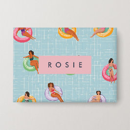 プールパーソナライズされたフロッリラックストに登場する夏の女性 缶バッジ