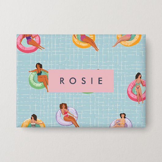 プールパーソナライズされたフロッリラックストに登場する夏の女性 缶バッジ (正面)