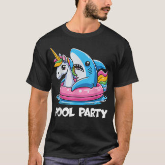 プールパーティーで楽しく泳ぐサメとユニコーン Tシャツ