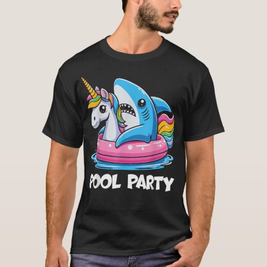プールパーティーで楽しく泳ぐサメとユニコーン Tシャツ (正面)