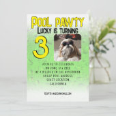 プールパーティーの子犬のカスタム写真の誕生日パーティー 招待状 (スタンド正面)