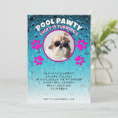 プールパーティーの子犬のカスタム写真の誕生日パーティー 招待状 (スタンド正面)