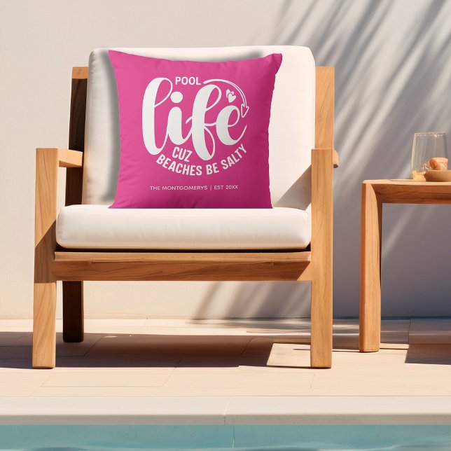 プールライフ熱ピンク アウトドアクッション (Personalized "Pool life cuz beaches be salty" graphic on hot pink outdoor pillow)