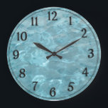 プール水 – 夏おもしろい抽象芸術 ラージ壁時計<br><div class="desc">抽象芸術プール水の写真。 ティール（緑がかった色）カッコいい抽象芸術をさわやかにする術。プール内の動く水のイメージを操作して作られる。 この背景デザインユニークを使用して、テキスト、名前、イニシャル、またはアートワークを含む贈り物を作成します。 クリックカスタマイズ'it'ボタンとおもしろいを持つ。</div>