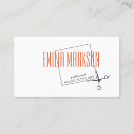 ヘアカットのスタイリストは箱のシンプルで白いカードを切ります 名刺