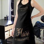 ヘアサロンパーソナライズされた従業員の黒と金ゴールド エプロン<br><div class="desc">トレンディーモダングラマエレガントラスのサロンと美容師/美容師の名前のエプロンと黒のトレンディーシックなタイポグラフィと金属性の銅の金ゴールドとハサミと小さなハート。            ヘアスタイルのサロン、美しいスタジオ、美容師、プロフェッショナルヘアスタイリストに適している。                     洗練されたエレガントプロフェッショナルの外観に最適。                    背景色を変更すること。要もし救済ったメールユニークを！</div>