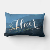 ヘアサロン ヘアスタイリスト 現代的な青と金のハサミ ランバークッション (正面)