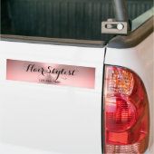 ヘアスタイリストの電話番号 ピンクのブラシ仕上げの金属調 バンパーステッカー (トラック上)