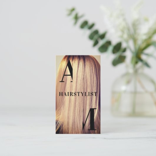 ヘアスタイルカバーの巨大なイニシャル 名刺 (スタンド正面)