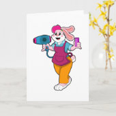 ヘアドライヤーとくしを持つ美容師のウサギ カード (黄色い花)