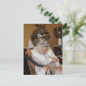 ヘアドライヤーの下で眠っている老婦人 ポストカード (スタンド正面)