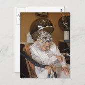 ヘアドライヤーの下で眠っている老婦人 ポストカード (正面/裏面)