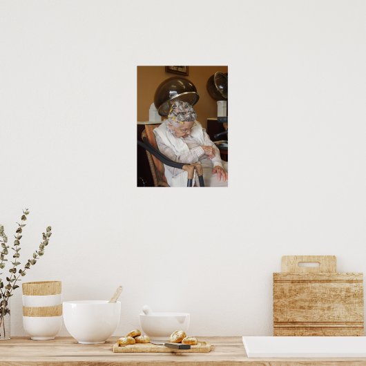 ヘアドライヤーIIの下で眠っている小さな老婦人 ポスター (キッチン)