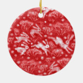 ヘアーズスノーフィールドホワイトウサギ冬の動物レッド セラミックオーナメント (裏面)