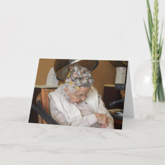 ヘアードライヤーの下で眠っている小さい老婦人 シーズンカード