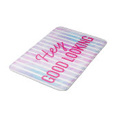 ヘイグッドルックトレンディー引用文ピンクホワイトストライプ バスマット (アングル)