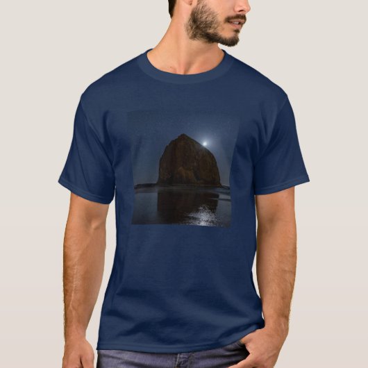 ヘイスタックロック上空の空 | オレゴン州キャノンビーチ Tシャツ (正面)