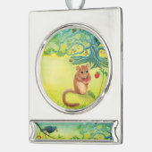 ヘイゼルド食べルマウスの野生のイチゴ シルバープレートバナーオーナメント (左)