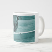 ヘイフェンスを青くした馬の鼻 ジャンボコーヒーマグカップ (正面右)