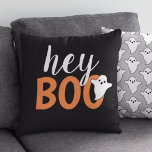 ヘイブオレンジブラックおかしなハロウィーン幽霊 クッション<br><div class="desc">可愛モダンい「Hey Boo」ハロウィーンのホームデコ枕デザインは、オレンジ色と白いレタリングの文字を特徴とし、幽霊アクセントが少ない。</div>