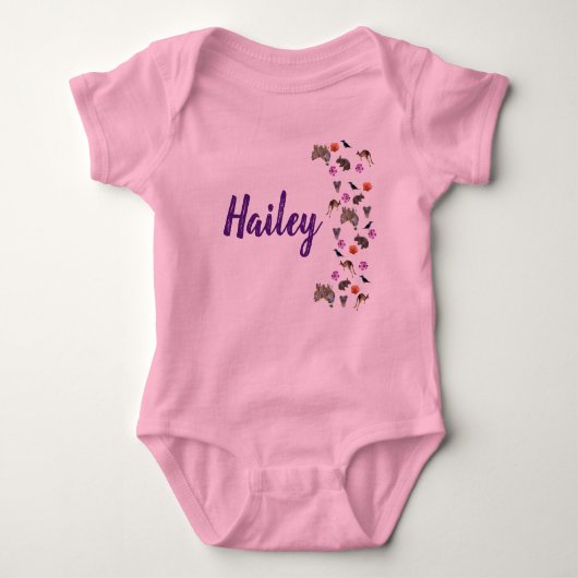 ヘイリー、オーストラリアの野生動物をフィーチャーした名前ロゴ ベビーボディスーツ (正面)