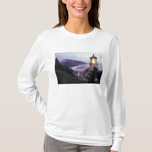 ヘケタのオレゴン州沿岸の霧の多い日 Tシャツ (正面)