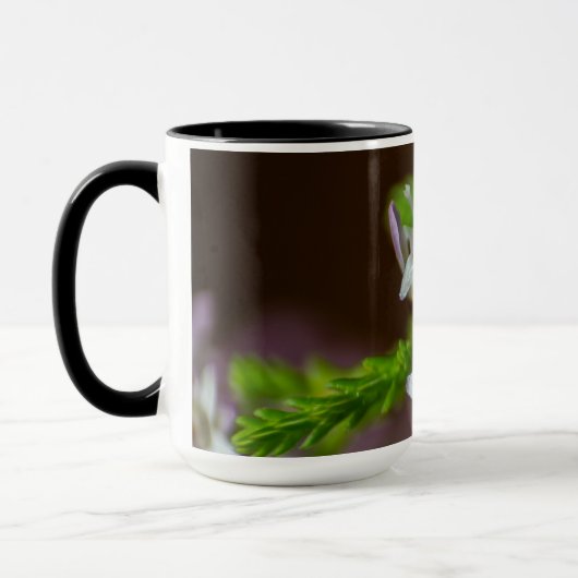 ヘザー春の花の常緑開花紫色の白 マグカップ (左)